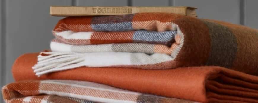 Plaids en laine à carreaux orange et écru empilés, idée cadeau pour homme – Plaid Addict
