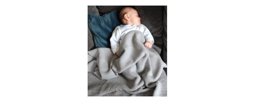 Bébé endormi enveloppé dans un plaid gris tout doux – Plaid Addict