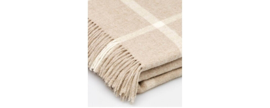 Plaid en laine beige à carreaux fenêtre écrus, plié avec franges – Plaid Addict