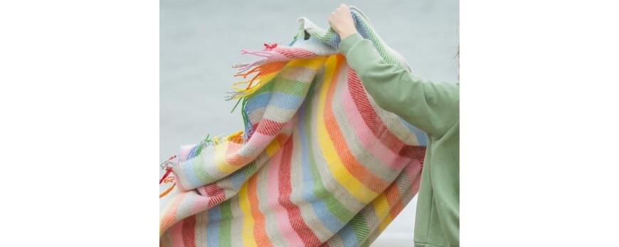 Plaid rayé multicolore aéré en extérieur, geste d'entretien facile – Plaid Addict