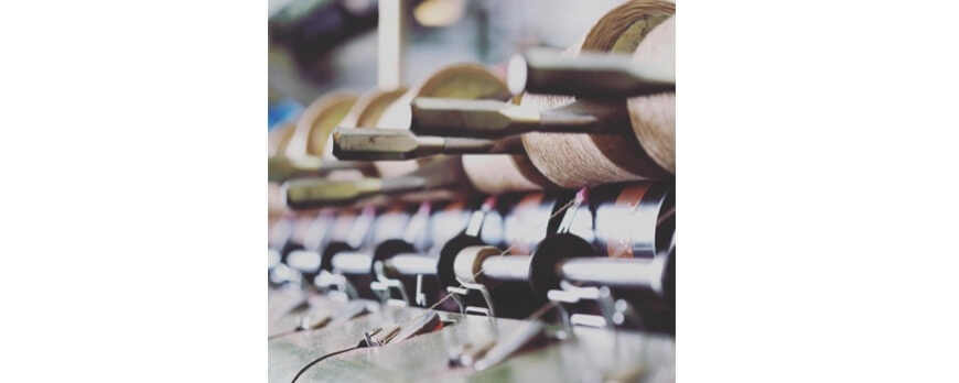 Bobines de laine sur les machines d'une filature écossaise traditionnelle