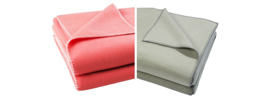 Plaids polaires pliés coloris corail et vert amande – Plaid Addict