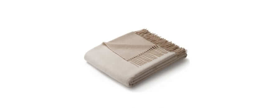 Plaid en laine beige écru plié, finition à franges – Plaid Addict