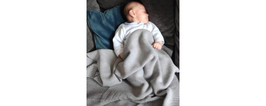 Bébé endormi sur une couverture en laine grise toute douce – Plaid Addict