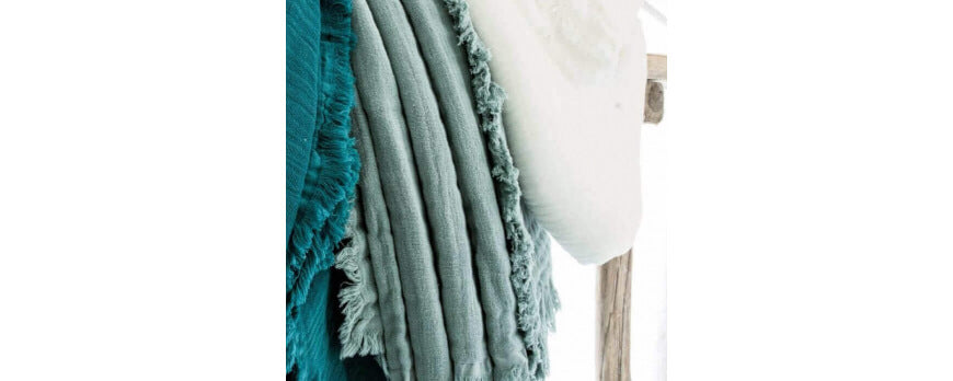 Plaids en coton et gaze aux tons vert céladon et turquoise suspendus – Plaid Addict