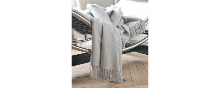 Plaid en cachemire gris perle à franges sur une chaise longue design – Plaid Addict