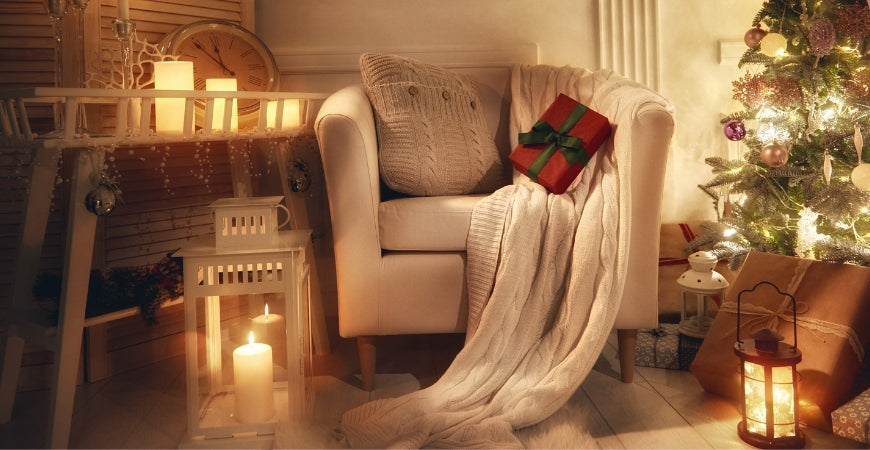 Plaid écru sur un fauteuil près du sapin illuminé, ambiance de Noël – Plaid Addict