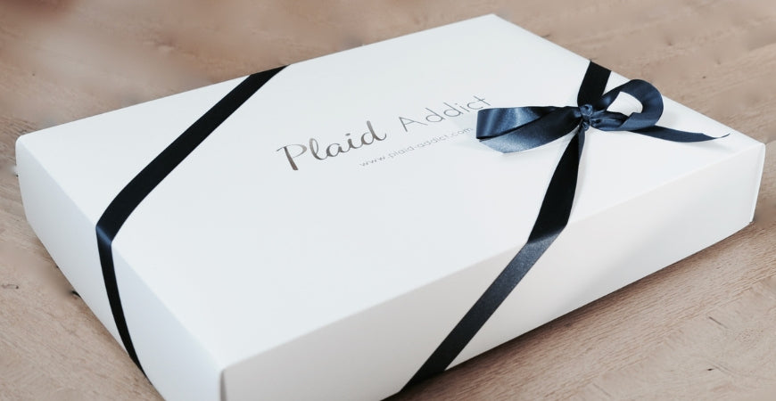 Boîte cadeau blanche Plaid Addict fermée d'un ruban noir élégant