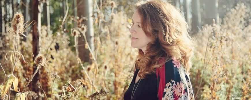 Portrait de Sue Lacey, fondatrice de Twig, dans un champ en automne