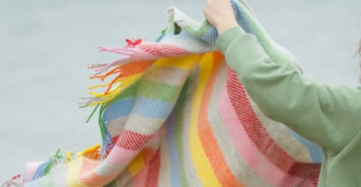Plaid en laine secoué et aéré à la main
