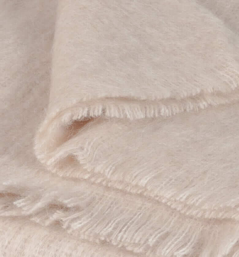 Plaid Mohair Beige Luxe - format 140 X 180 cm drapé sur canapé