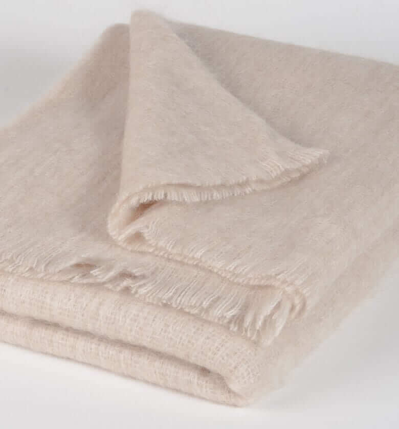Plaid Mohair beige - détail texture douce pour canapé et chambre