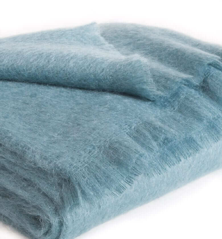 Plaid Mohair bleu - détail texture douce pour canapé et chambre