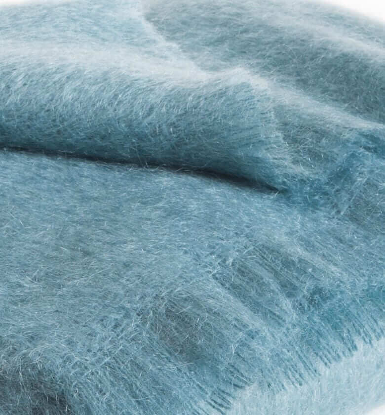 Plaid Mohair Bleu Vert Luxe - format 140 X 180 cm drapé sur canapé
