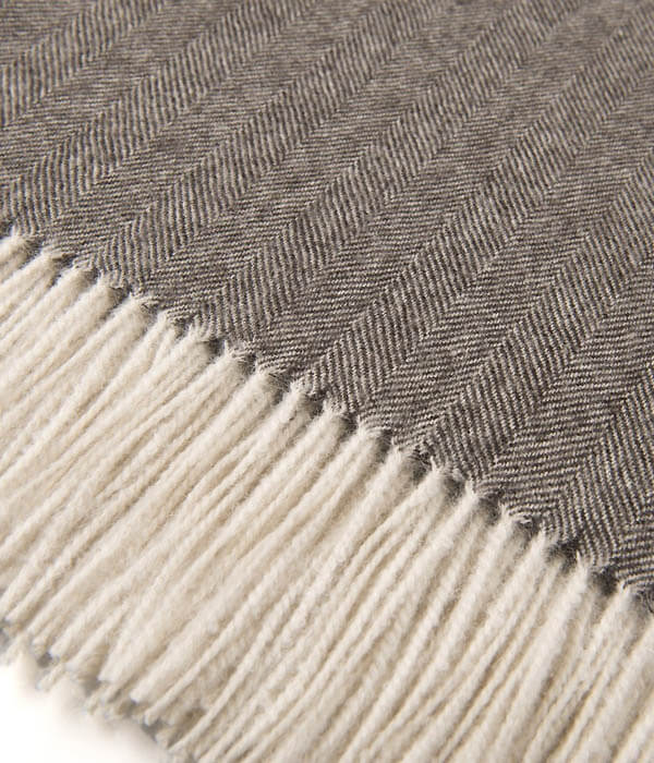 Plaid Laine Alpaga Luxe Chevrons Anthracite, Casa Paola, gros plan sur la matière