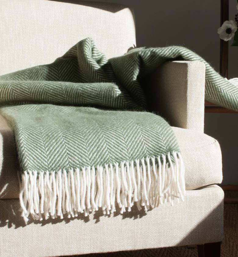 Plaid Laine Chevrons Vert Olive 150 x 183 cm, The Mill, tissé en Angleterre