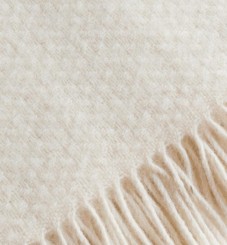 Plaid Laine Uni Blanc cassé Wafer 150 x 183 cm, The Mill, gros plan sur la matière