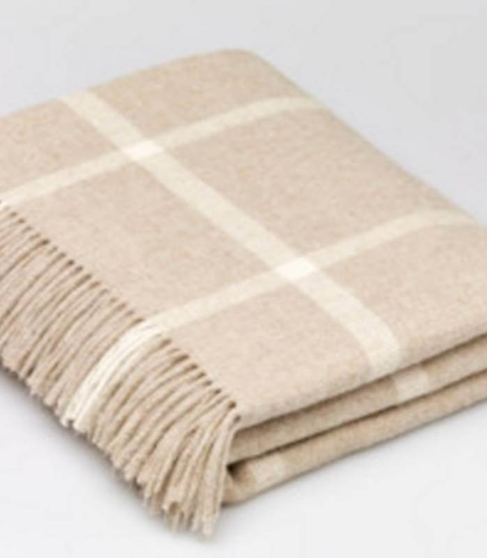 Plaid Laine Mérinos Carreaux Beige 140 x 185 cm, B at Home, drapé sur un canapé