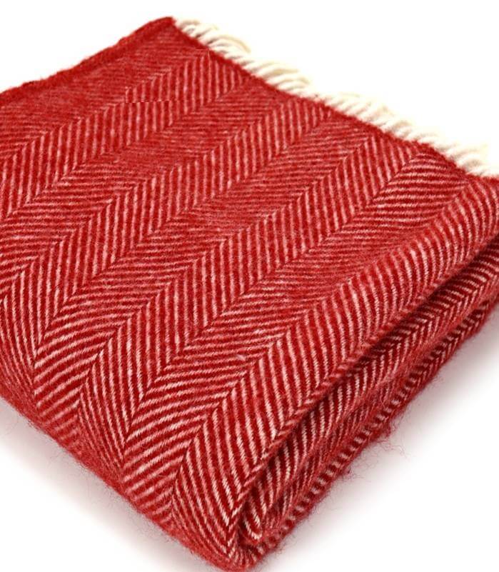 Plaid Laine Chevrons Rouge - format 150 X 183 cm drapé sur canapé