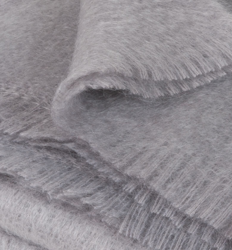 Plaid Mohair gris - détail texture douce pour canapé et chambre