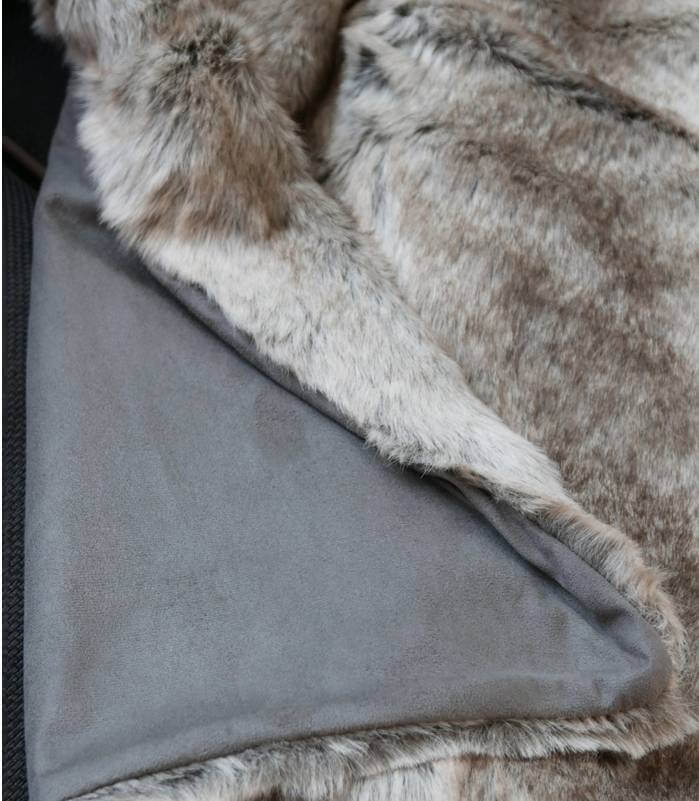 Plaid Fausse Fourrure Gris - format 150 X 170 cm drapé sur canapé