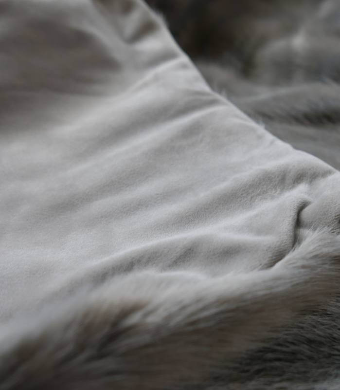 Plaid Fausse Fourrure gris chartreux - détail texture douce pour canapé et chambre