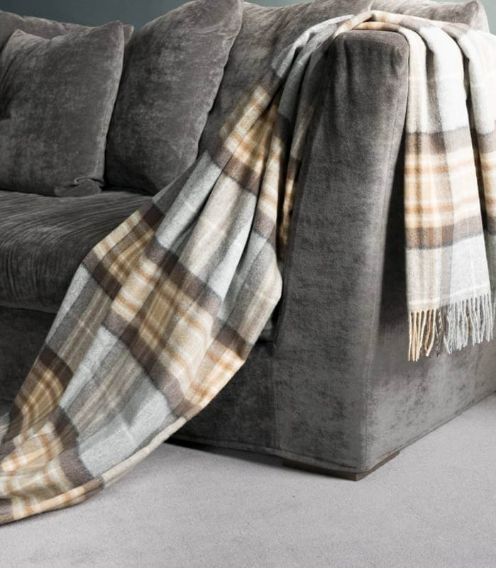 Plaid Laine Mérinos Écossais Mc Kellar - 140 x 185 cm, B at Home, drapé sur un canapé