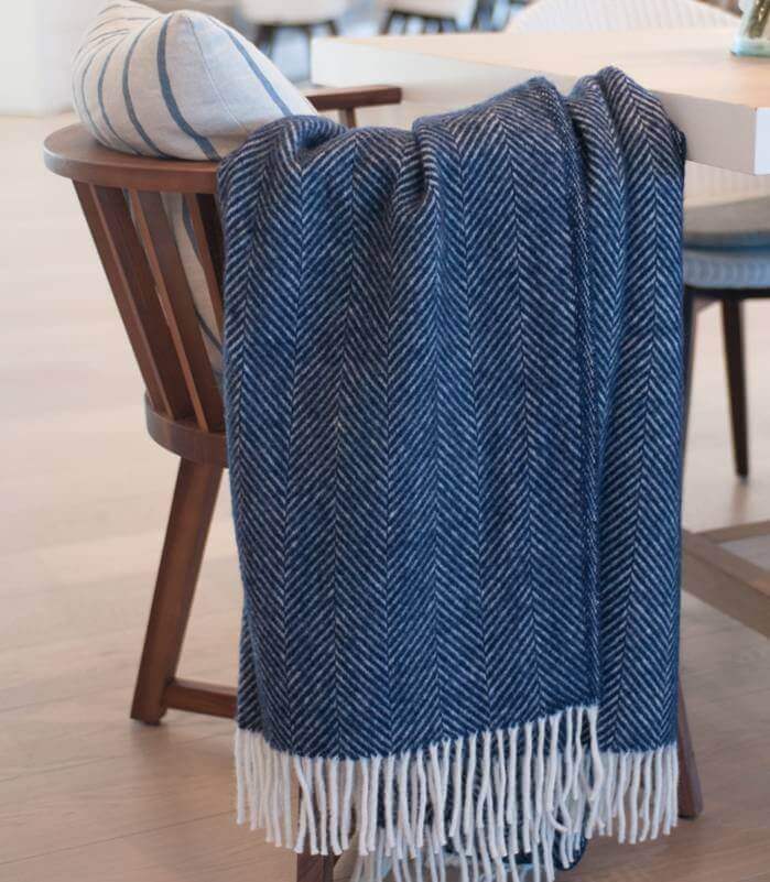 Plaid Laine Chevrons Marine - en pure laine - tissé en Angleterre