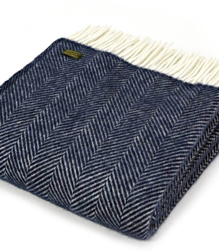 Plaid Laine Chevrons Marine - vue lifestyle sur canapé ou lit