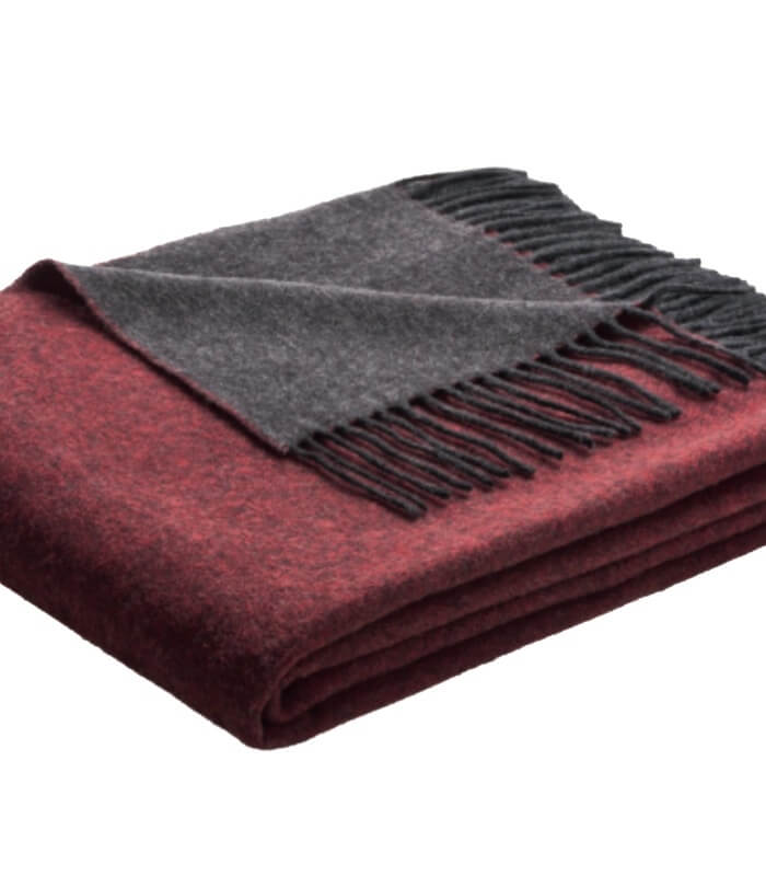 Plaid Cachemire Reversible Anthracite et Bordeaux, Plaid Addict, drapé sur un canapé