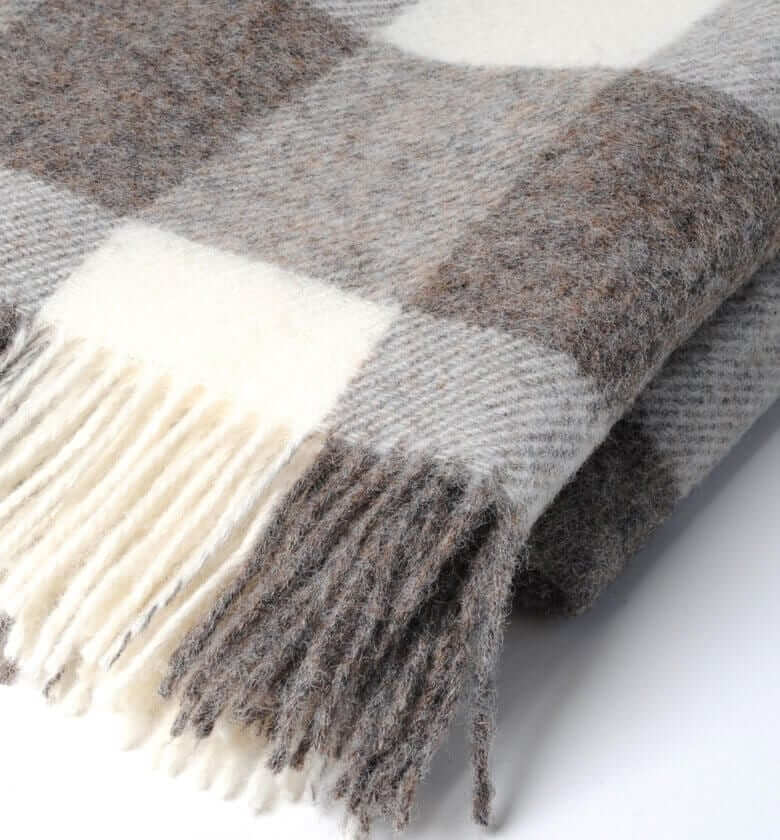 Plaid Naturel Pure Laine Carreaux Brun 135 x 195 cm, Plaid Addict, gros plan sur la matière