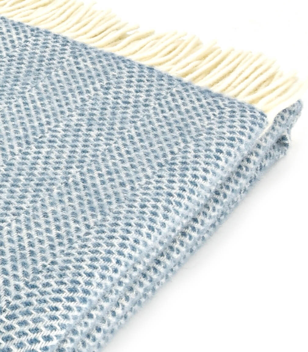 Plaid 100% Laine Beehive Bleu 150 x 183 cm, The Mill, gros plan sur la matière
