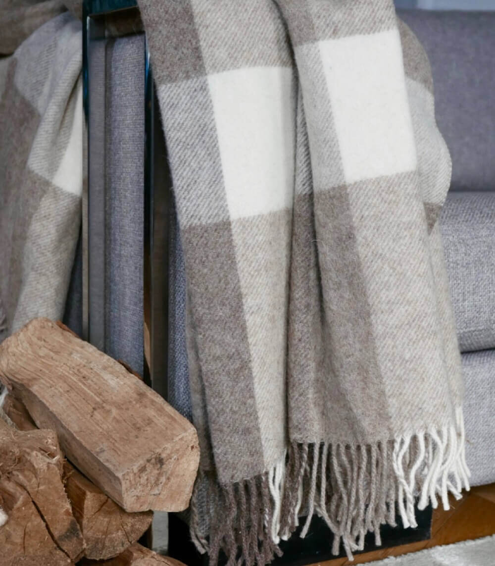 Plaid Naturel Pure Laine Carreaux Brun 135 x 195 cm, Plaid Addict, drapé sur un canapé