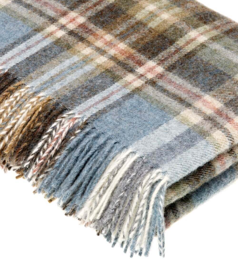 Plaid Pure Laine Écossais Bleu Glen, B at Home, drapé sur un canapé