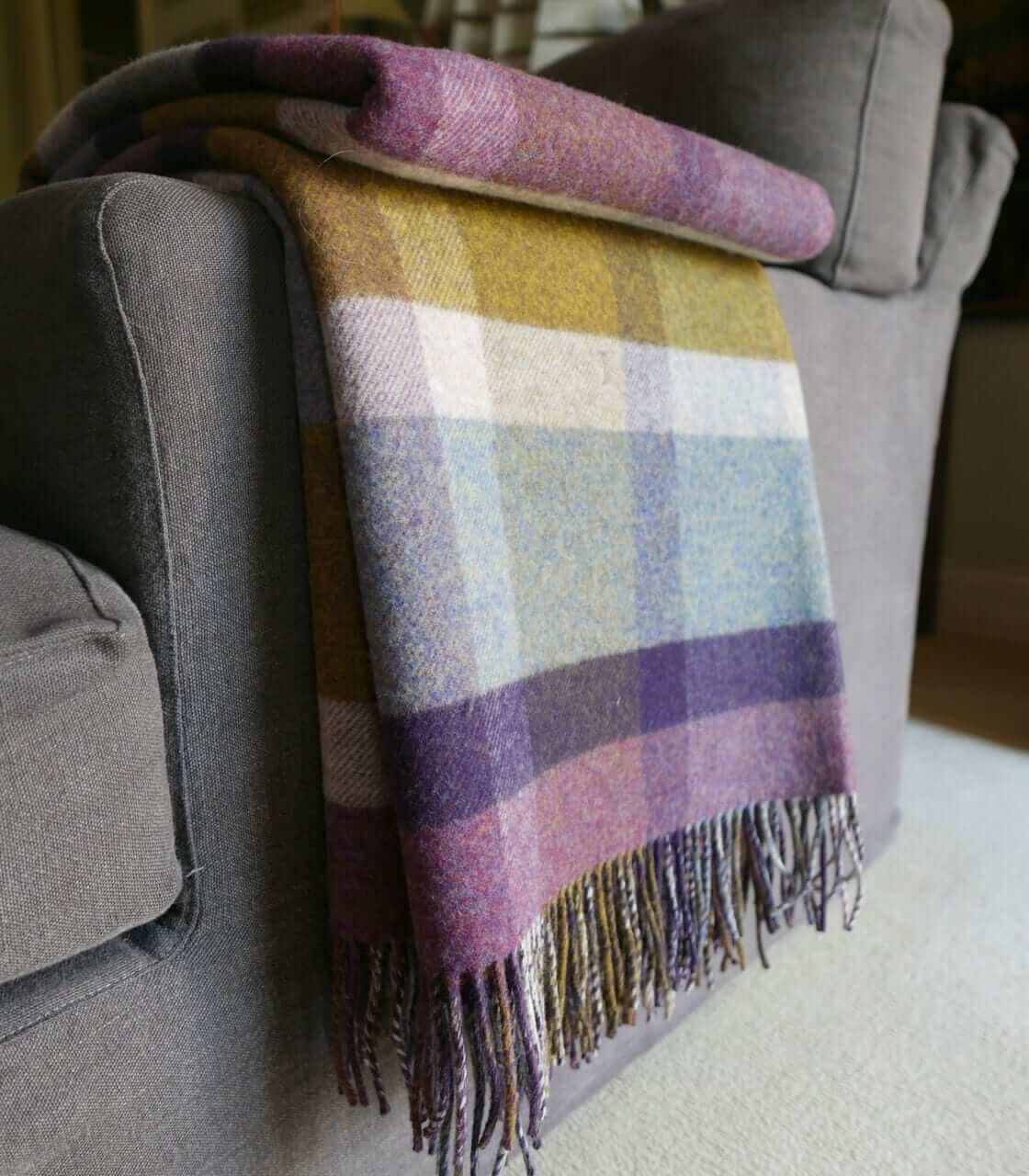 Plaid Laine Écossais Réversible Luxe Aubergine et Vert 140 x 190 cm, Johnstons of Elgin, tissé en Écosse