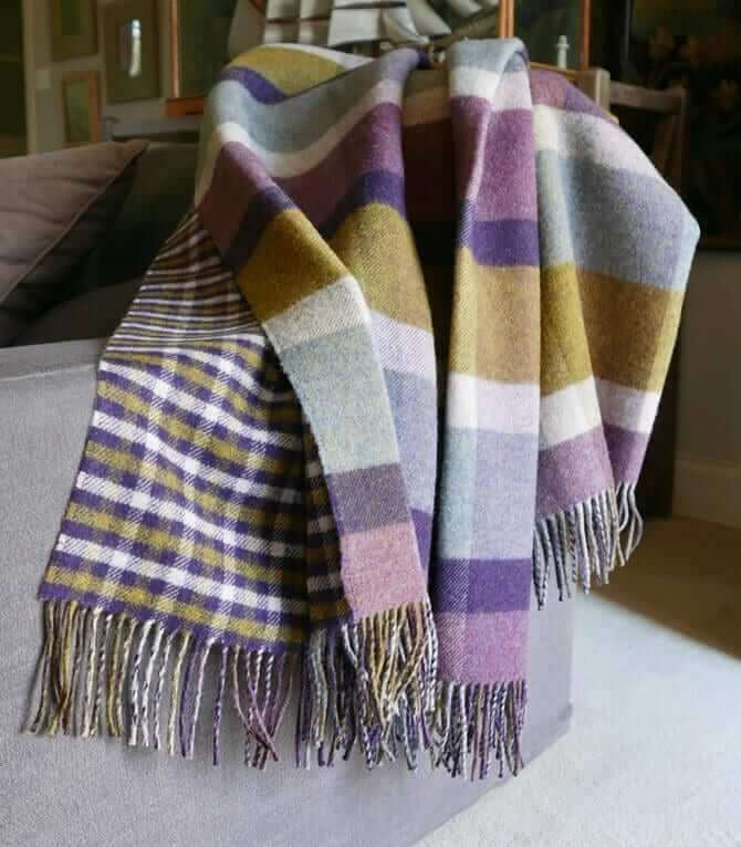 Plaid Laine Écossais Réversible Luxe Aubergine et Vert 140 x 190 cm, Johnstons of Elgin, confort haut de gamme
