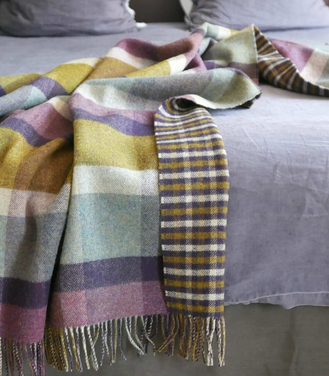 Plaid Laine Écossais Réversible Luxe Aubergine et Vert 140 x 190 cm, Johnstons of Elgin, ambiance cocooning