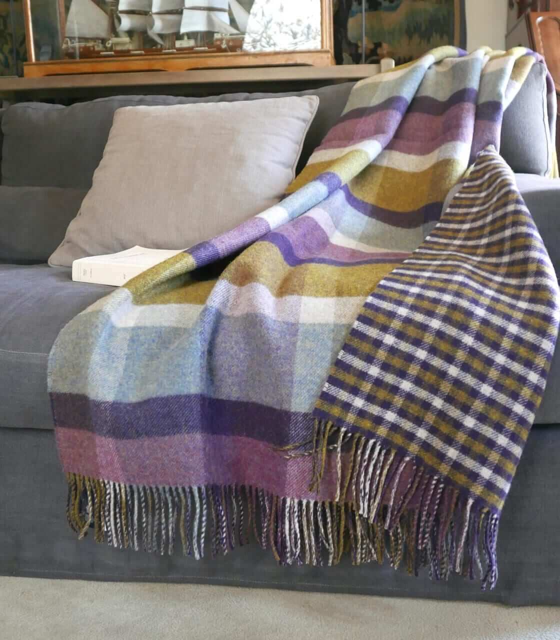 Plaid Laine Écossais Réversible Luxe Aubergine et Vert 140 x 190 cm, Johnstons of Elgin, vue d'ensemble