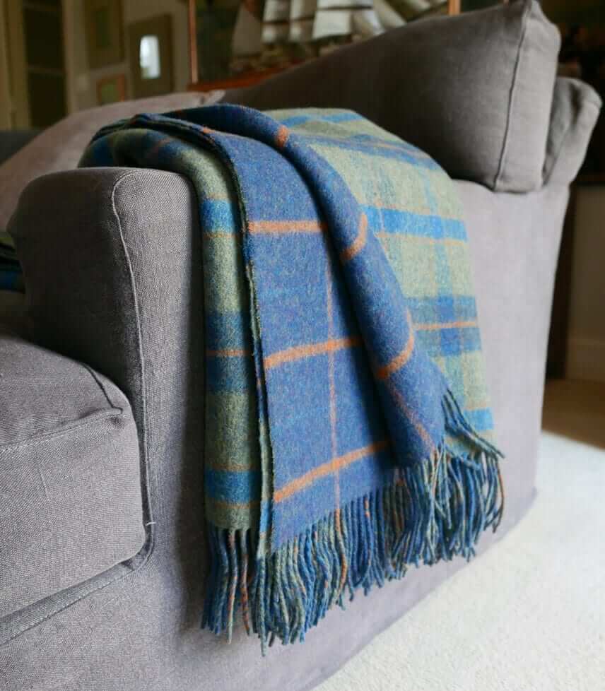 Plaid Laine Écossais Réversible Luxe Vert - format 140 X 190 cm drapé sur canapé