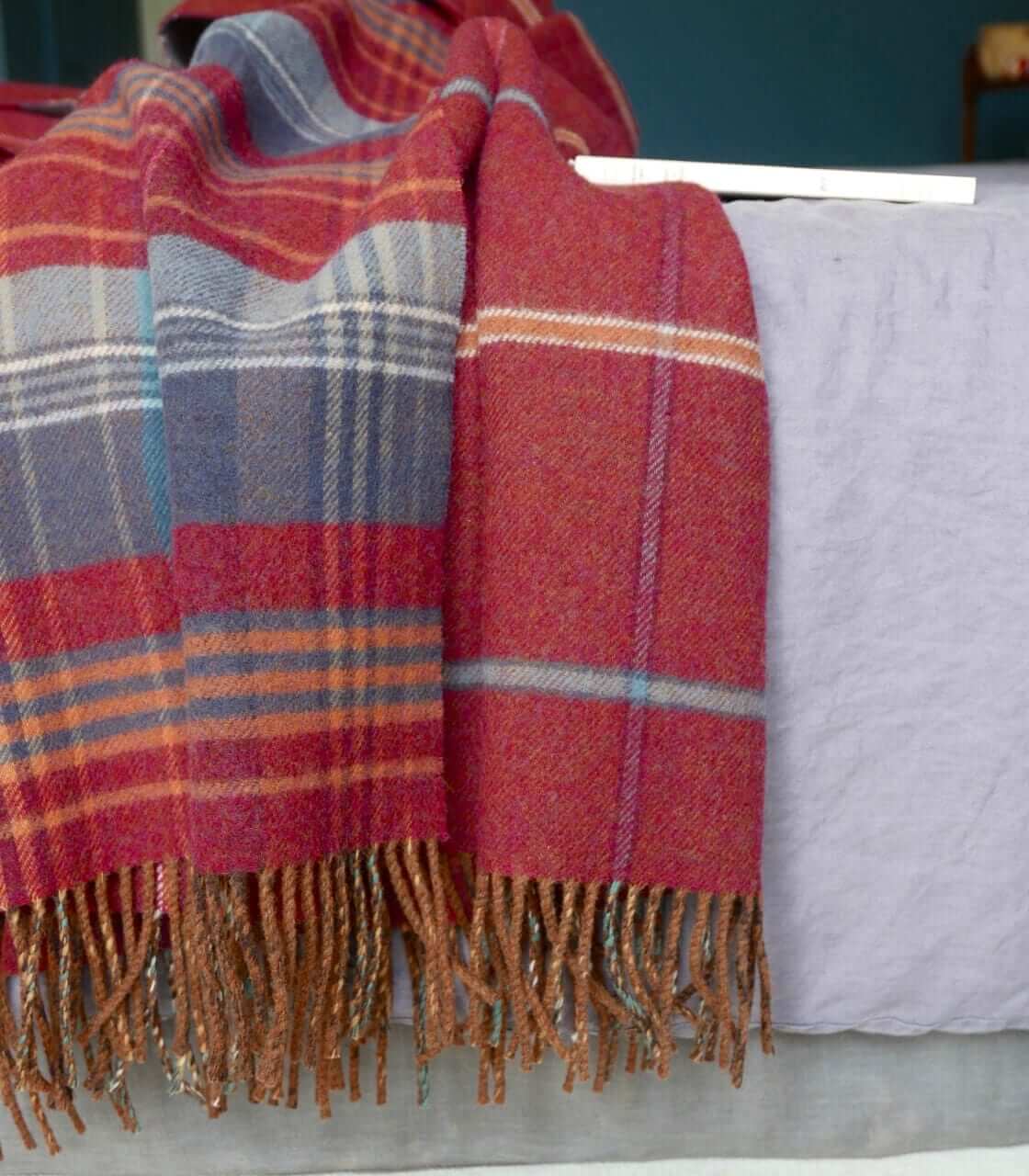 Plaid Laine Écossais Scottish Heritage Luxe Rouge et Bleu - vue lifestyle sur canapé ou lit