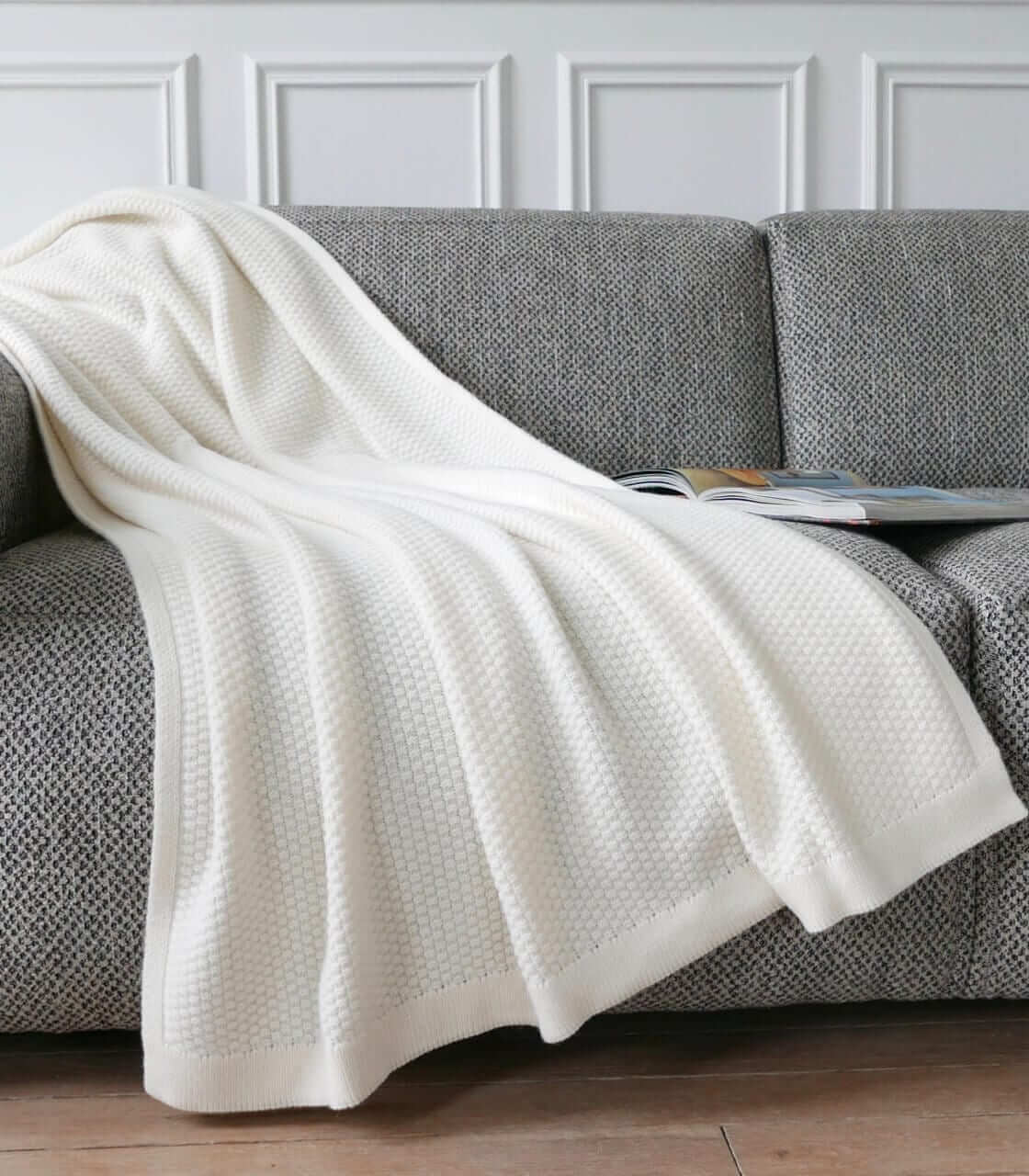 Plaid Cape Cod Ecru Laine Tricoté 130 x 180 cm, Plaid Addict, drapé sur un canapé