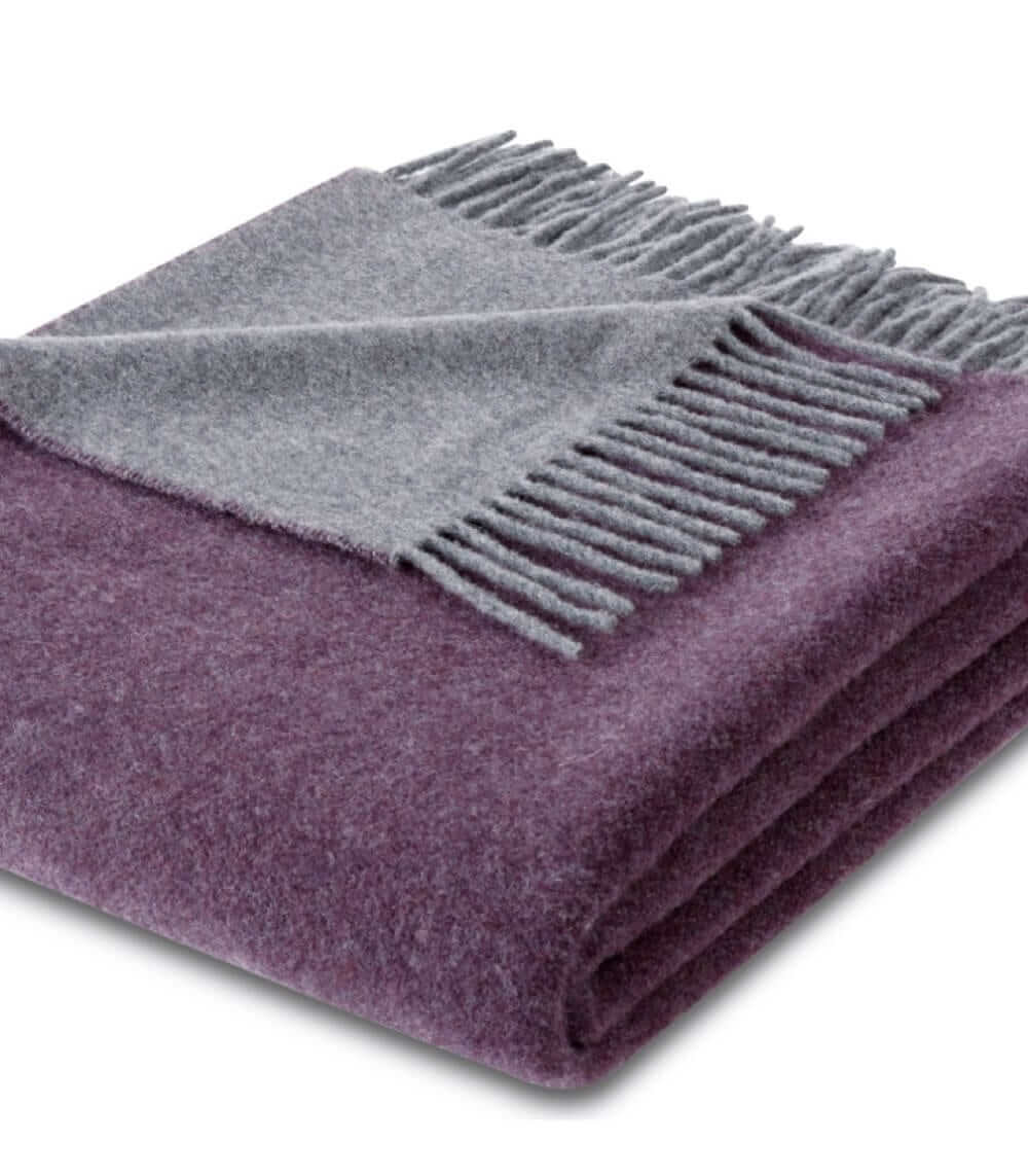 Plaid Cachemire Reversible Prune et Gris 130 x 170 cm - Collection VENICE, Plaid Addict, drapé sur un canapé