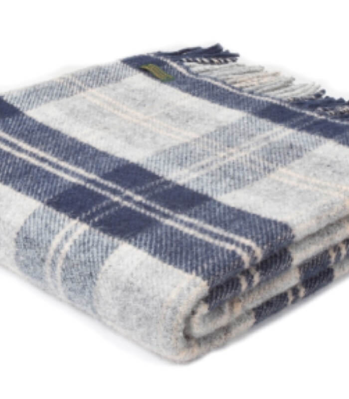 Plaid Pure Laine Écossais Bannockbane 150 x 183 cm, The Mill, drapé sur un canapé