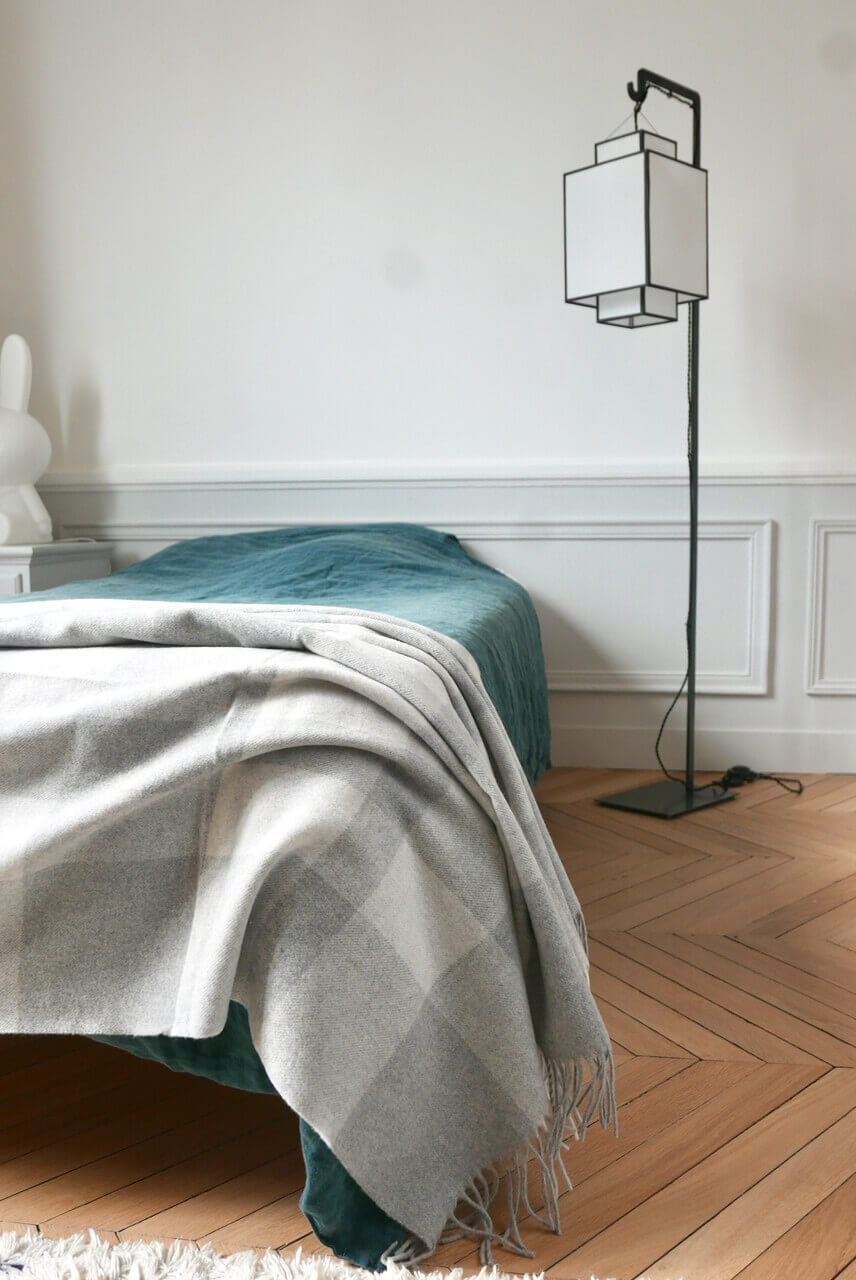 Plaid Cachemire Carreaux Gris et Ecru - Collection VENICE 140 x 210 cm, Plaid Addict, gros plan sur la matière