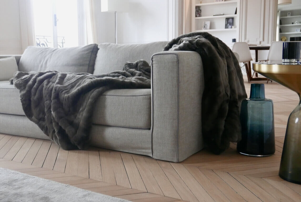 Plaid Couverture Fausse Fourrure Ours Brun 170 x 240 cm, Plaid Addict, drapé sur un canapé