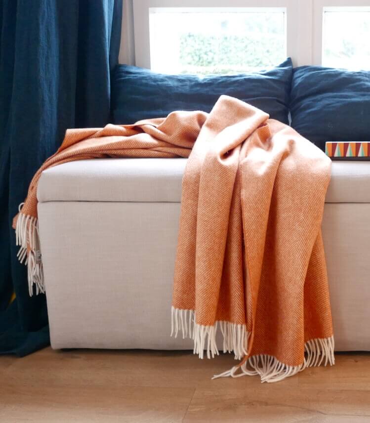 Plaid Laine Mérinos Chevrons Orange, B at Home, gros plan sur la matière