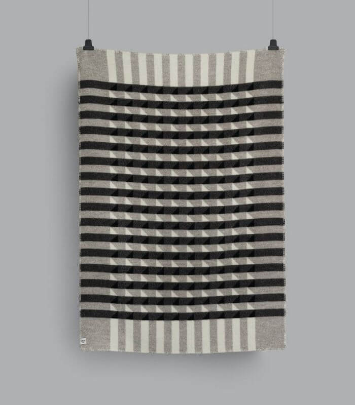 Plaid Pure Laine Design Kvam Gris 135 x 200 cm, Roros Tweed, drapé sur un canapé