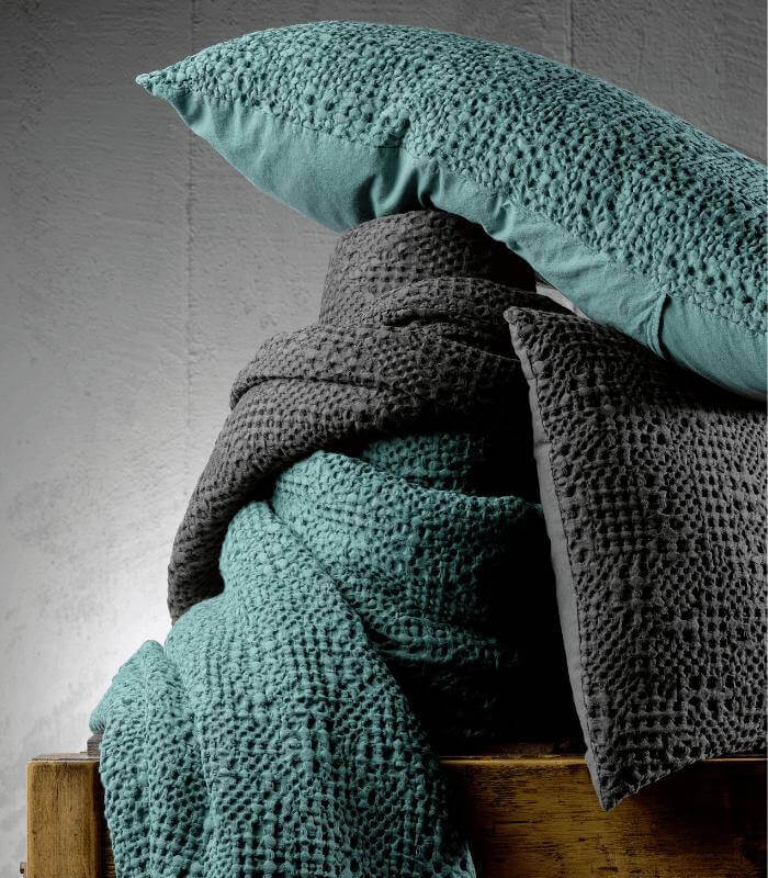 Jeté de canapé/Couvre-lit 100% coton TANA Vert de Gris, Vivaraise, drapé sur un canapé