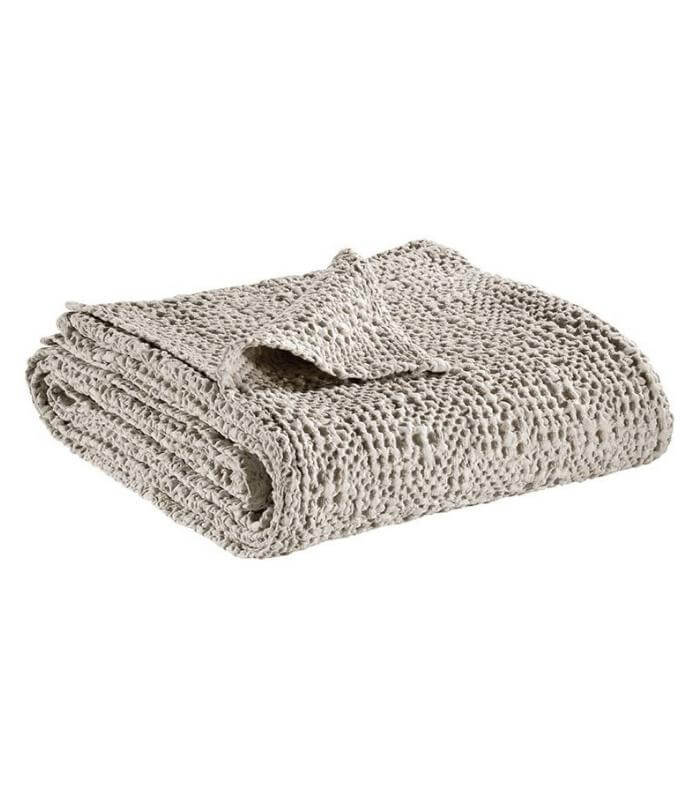 Jeté de canapé/Couvre-lit 100% coton TANA Beige Lin, Vivaraise, drapé sur un canapé