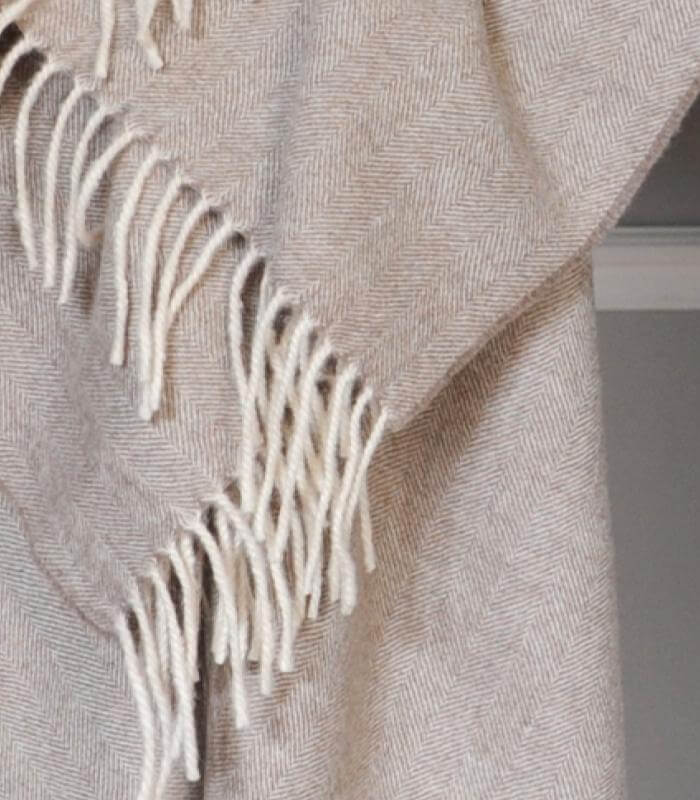 Plaid Laine Alpaga Luxe Inca Chic Beige 130 x 180cm, Casa Paola, mise en situation salon